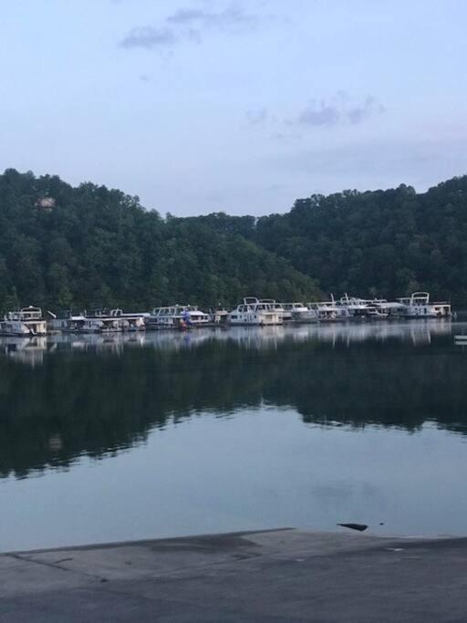 Driftwood Cottage With Hot Tub On Lake Cumberland Russell Springs Екстер'єр фото