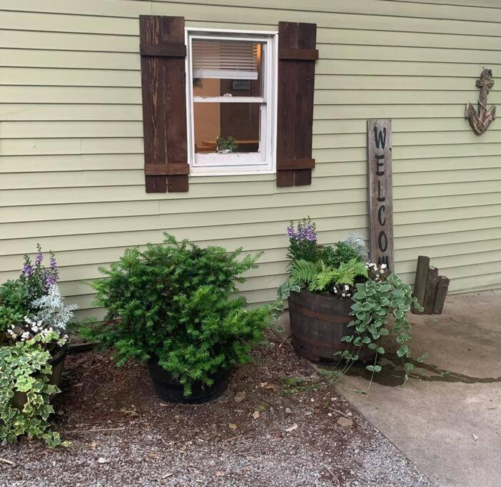 Driftwood Cottage With Hot Tub On Lake Cumberland Russell Springs Екстер'єр фото