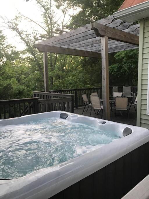 Driftwood Cottage With Hot Tub On Lake Cumberland Russell Springs Екстер'єр фото