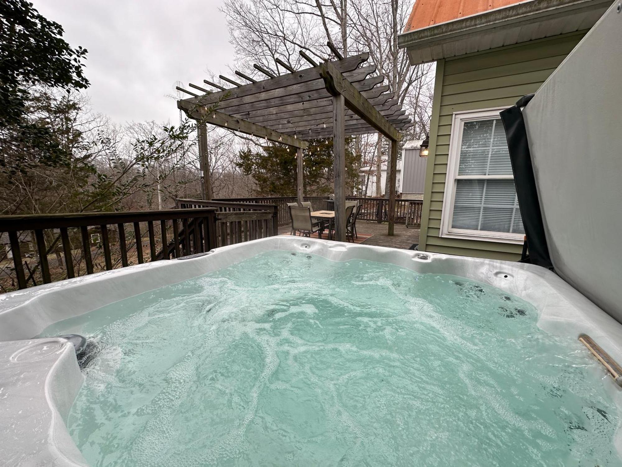 Driftwood Cottage With Hot Tub On Lake Cumberland Russell Springs Екстер'єр фото